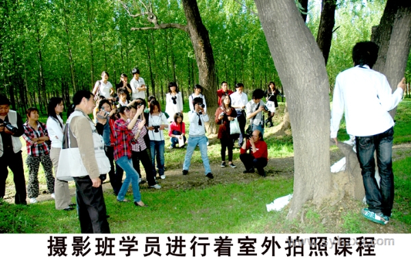 攝影班學(xué)員上著室外拍照課程